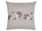 Coussin gris clair avec trois hérissons, champignons, glands et feuilles.