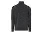 Pull gris à col roulé et manches longues.