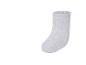 Une chaussette de bébé gris clair avec un motif côtelé.