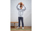 Un garçon portant un sweat-shirt gris à imprimé et un pantalon de jogging gris foncé.