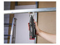Une main utilisant une meuleuse sans fil Parkside pour travailler le métal.