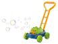 Un tracteur à bulles pour enfant, vert et jaune, produit des bulles de savon.