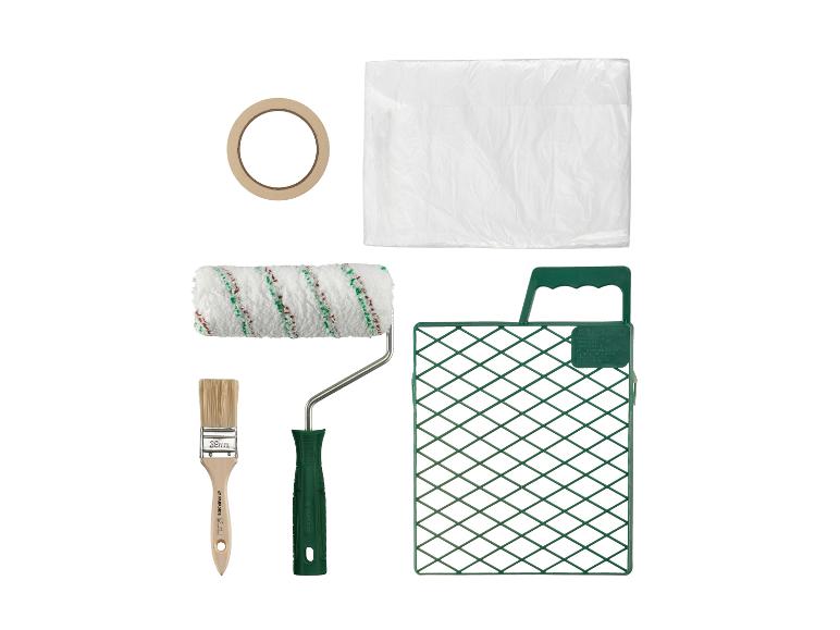 Kit de peinture avec rouleau, pinceau, ruban adhésif et bâche.