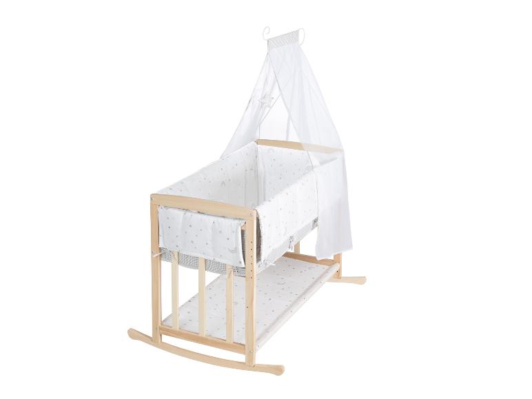 Lit bébé en bois avec baldaquin et parure de lit à motifs étoiles et lunes