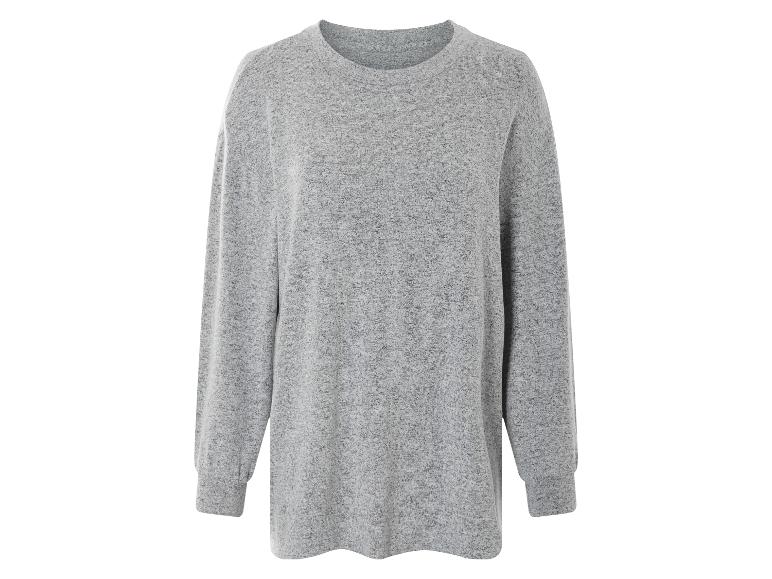 Un pull gris à manches longues.