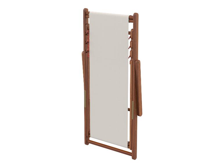 Chaise longue de plage pliante en bois avec tissu blanc.