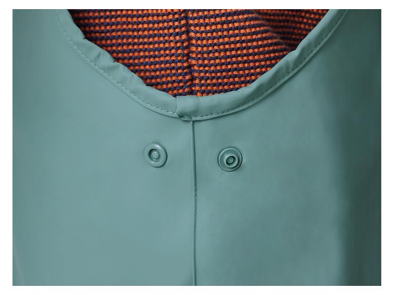 Détail d'un imperméable pour enfant vert clair à boutons.