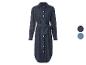 Une robe en jean bleu foncé à manches longues et une ceinture.