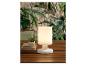 Une lampe blanche sur une table en bois avec une plante à côté.