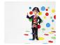 Un garçon en costume de pirate devant un fond avec des points colorés.