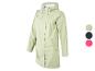 Un imperméable vert clair à capuche.