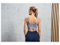 Une femme portant un soutien-gorge de sport bleu et un legging bleu foncé.