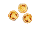 Trois tartelettes à la crème dorées sur fond noir.