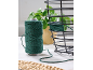 Cordon macramé vert et un panier en métal noir décoré avec le cordon.