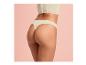Fesses féminines avec un string beige
