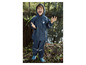 Un garçon porte un imperméable et un pantalon bleus sous la pluie.