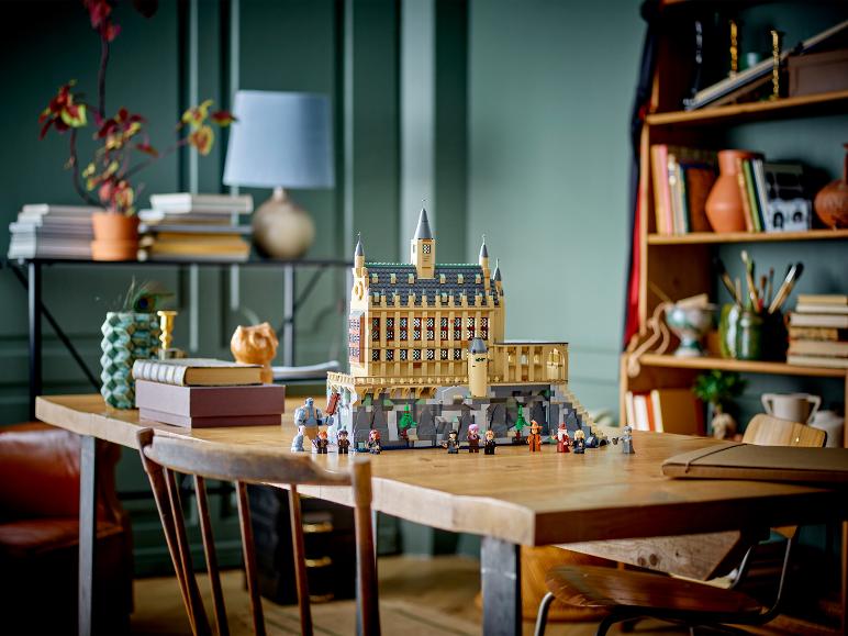 LEGO Harry Potter Château de Poudlard avec des minifigurines sur une table en bois.