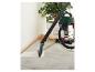 Un aspirateur Parkside nettoie un tapis.
