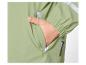 Une veste imperméable verte avec des bandes réfléchissantes et une poche.