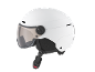 Casque de ski blanc avec visière et sangle réglable.