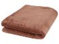 Couverture polaire marron douce sur fond blanc