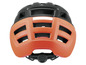 Un casque de vélo noir et orange vu de l'arrière.