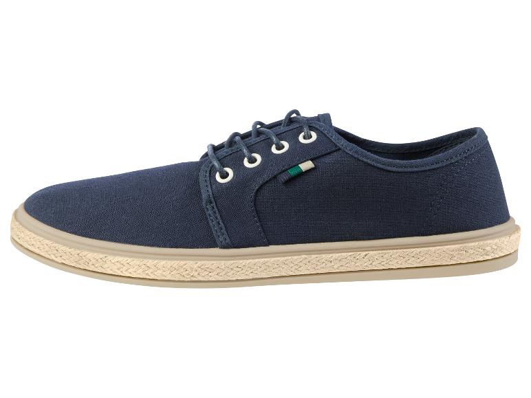 Chaussures bateau en toile bleu marine à semelle en corde.