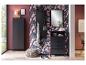 Entrée avec armoire noire, porte-manteau, miroir et commode, sur papier peint floral.