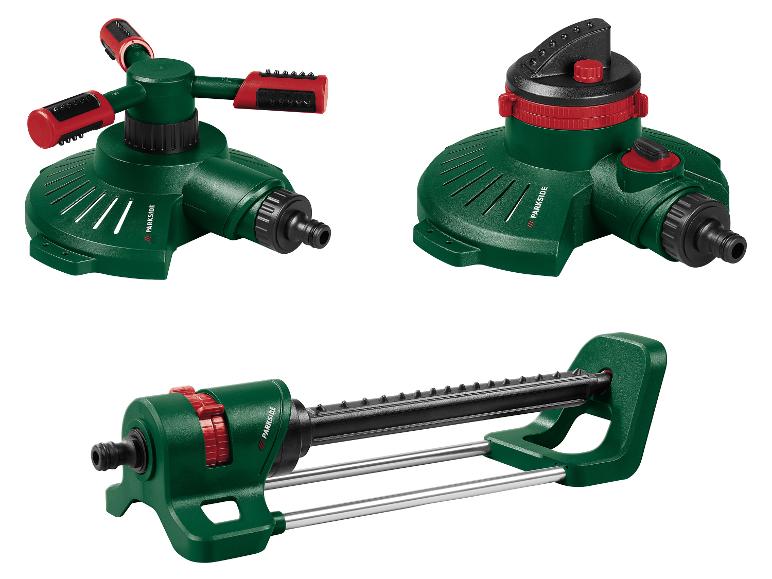 Trois arroseurs Parkside pour le jardin: un rotatif, un circulaire et un à long bras.