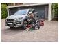 Homme changeant les pneus de voiture, avec cric et clés à molette.