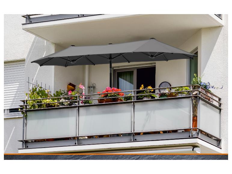 Parasol double gris sur un balcon fleuri