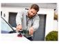 Un homme utilise une polisseuse Parkside pour polir une voiture blanche.