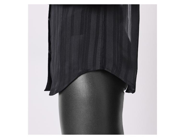 Chemise noire rayée avec pantalon en cuir.