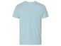 Un t-shirt bleu clair à manches courtes.