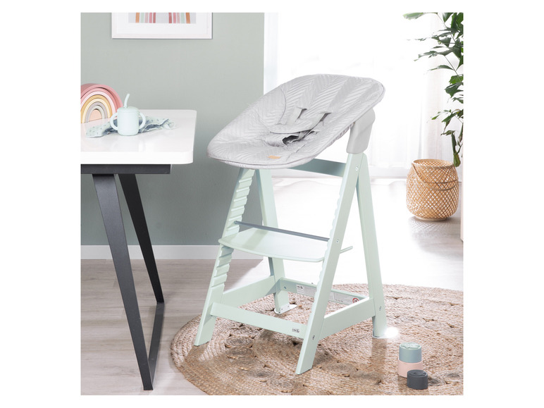 Chaise haute Stokke Tripp Trapp en couleur menthe avec un siège gris.