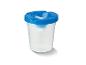 Un gobelet en plastique avec un couvercle bleu.