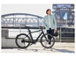 Un homme avec un vélo électrique noir sur un quai