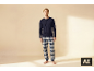 Homme en pyjama bleu marine et pantalon à carreaux, debout.