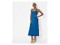 Robe longue bleu marine et sandales compensées.