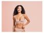 Une femme portant un soutien-gorge et une culotte roses.