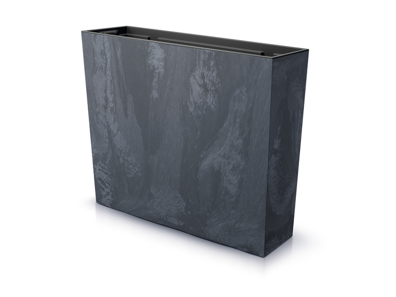 Un pot de fleurs rectangulaire avec une texture de pierre.
