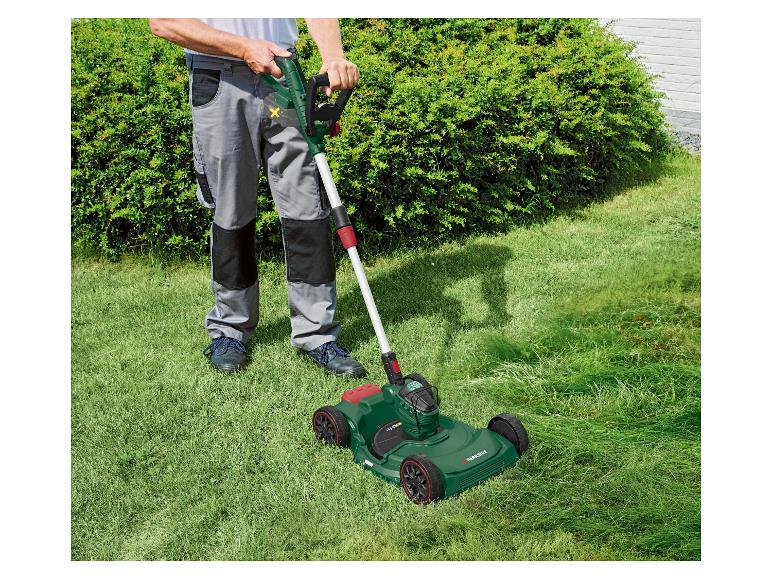 Homme tondant la pelouse avec une tondeuse à gazon sans fil Parkside.
