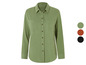 Une chemise verte à manches longues avec des boutons.