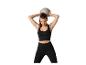Femme en top et leggings noirs, tenant un ballon de fitness gris au-dessus de sa tête.