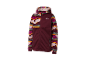 Une veste softshell bordeaux à capuche avec un motif pastel.