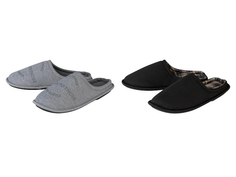 Pantoufles grises imprimées "Hustle" et pantoufles noires à carreaux.