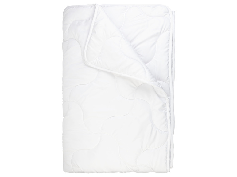 Une couette blanche avec un motif brodé.
