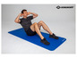 Homme faisant des abdominaux sur un tapis de fitness bleu Schildkröt.