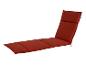 Un coussin de chaise longue rouge avec dossier pour l'extérieur.