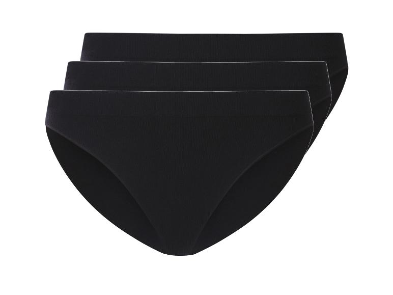 Trois culottes noires pour femme